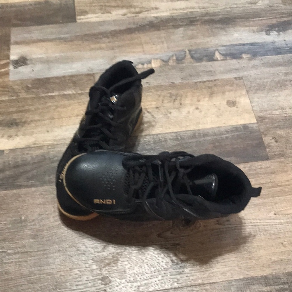 Basketball shoes